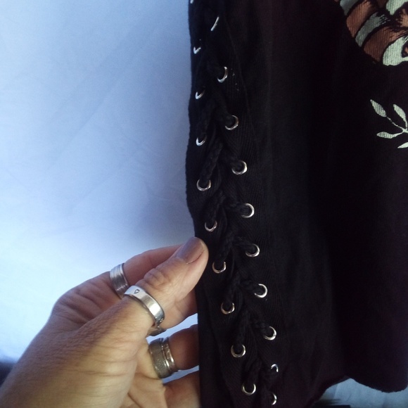 NWT Born Wild Lace-Up Muscle Tee Medium - Picture 5 of 8